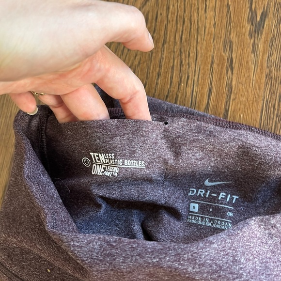 Nike leggings in plum with pocket - Picture 5 of 5